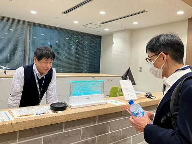 誰もが働きやすい職場環境を目指して：透明ディスプレイ活用事例