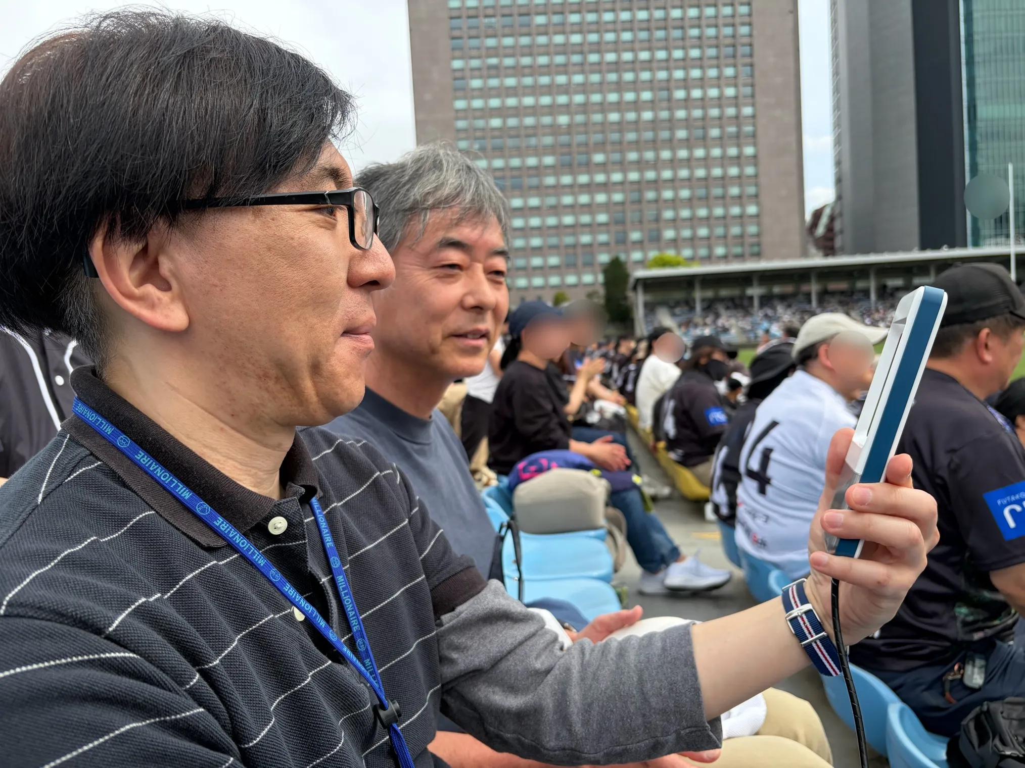 顔を上げたまま、みんなで同じ試合を ― 手のひらサイズの透明ディスプレイ、スタジアムで実証実験